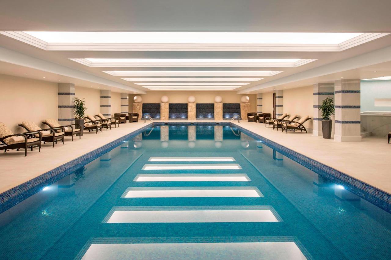 Sheraton Oman Hotel Muscat Exterior foto The swimming pool at the Four Seasons Hotel