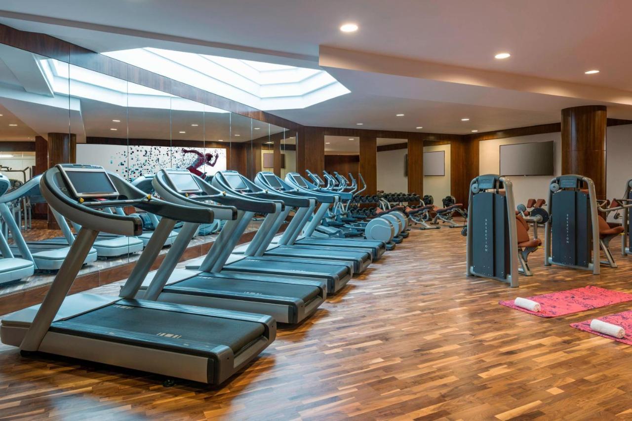 Sheraton Oman Hotel Muscat Exterior foto The gym at the hotel