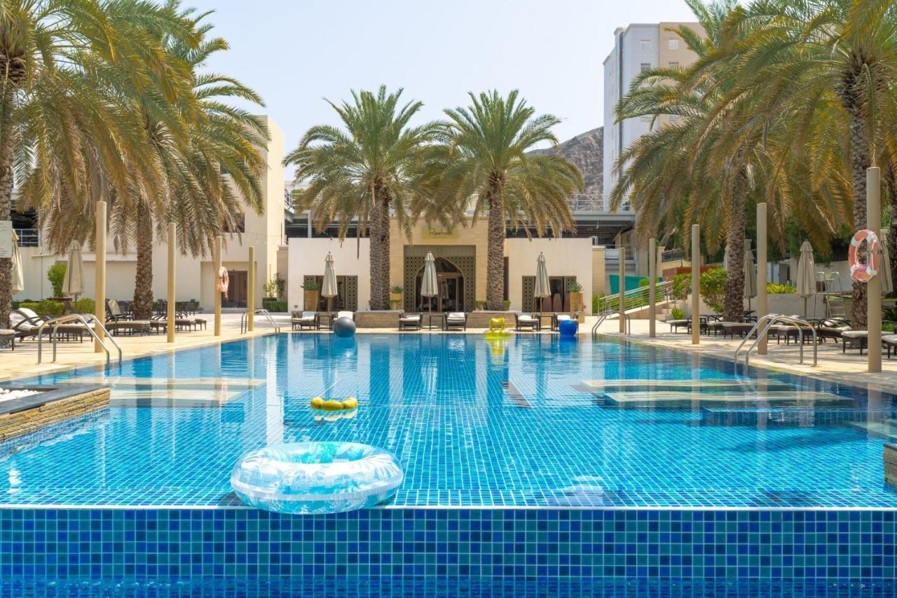 Sheraton Oman Hotel Muscat Exterior foto The swimming pool at the Jumeirah Beach Hotel