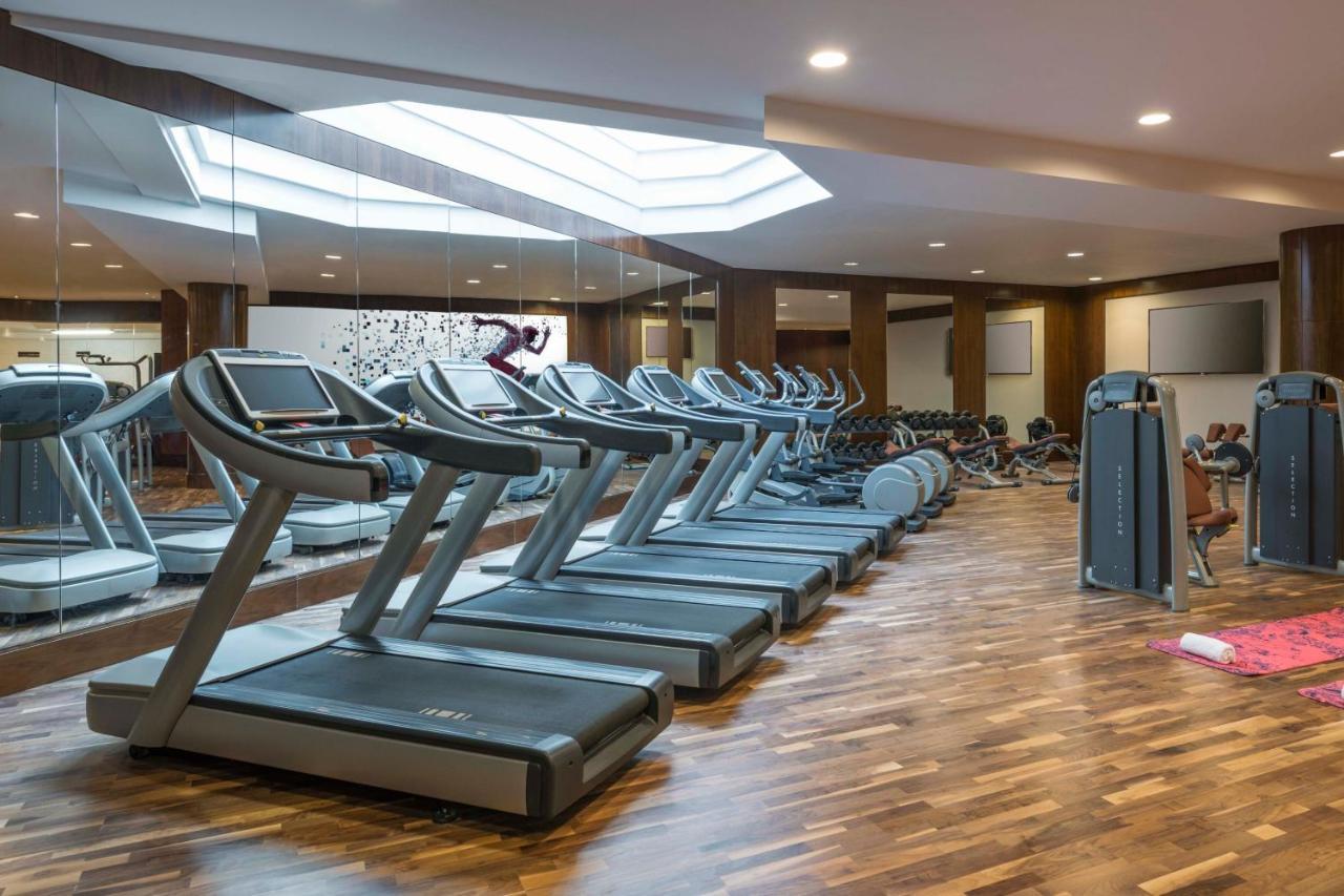 Sheraton Oman Hotel Muscat Exterior foto A row of treadmills