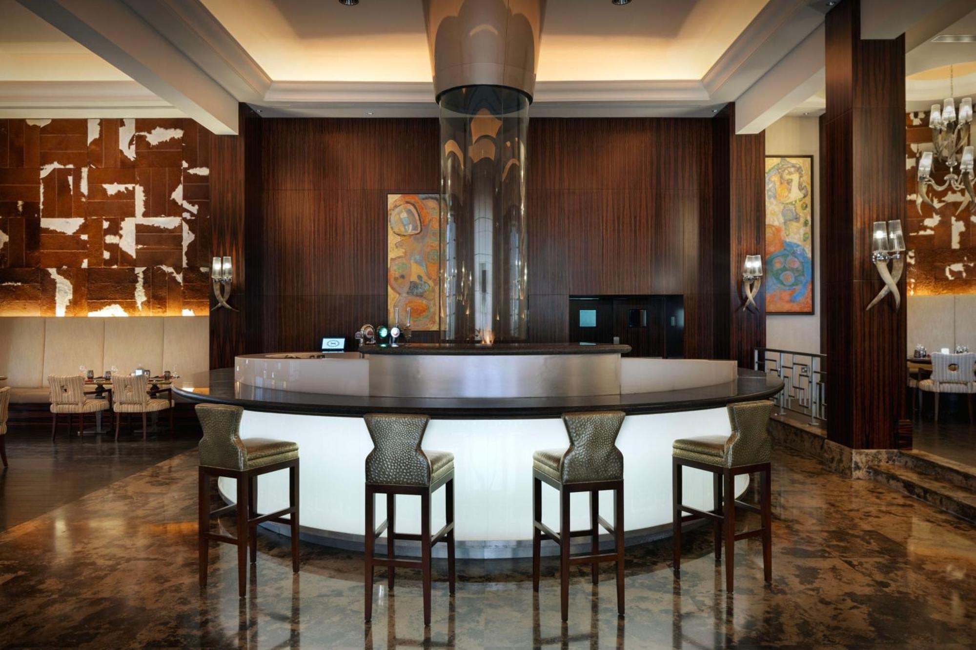 Sheraton Oman Hotel Muscat Exterior foto The bar at the lobby