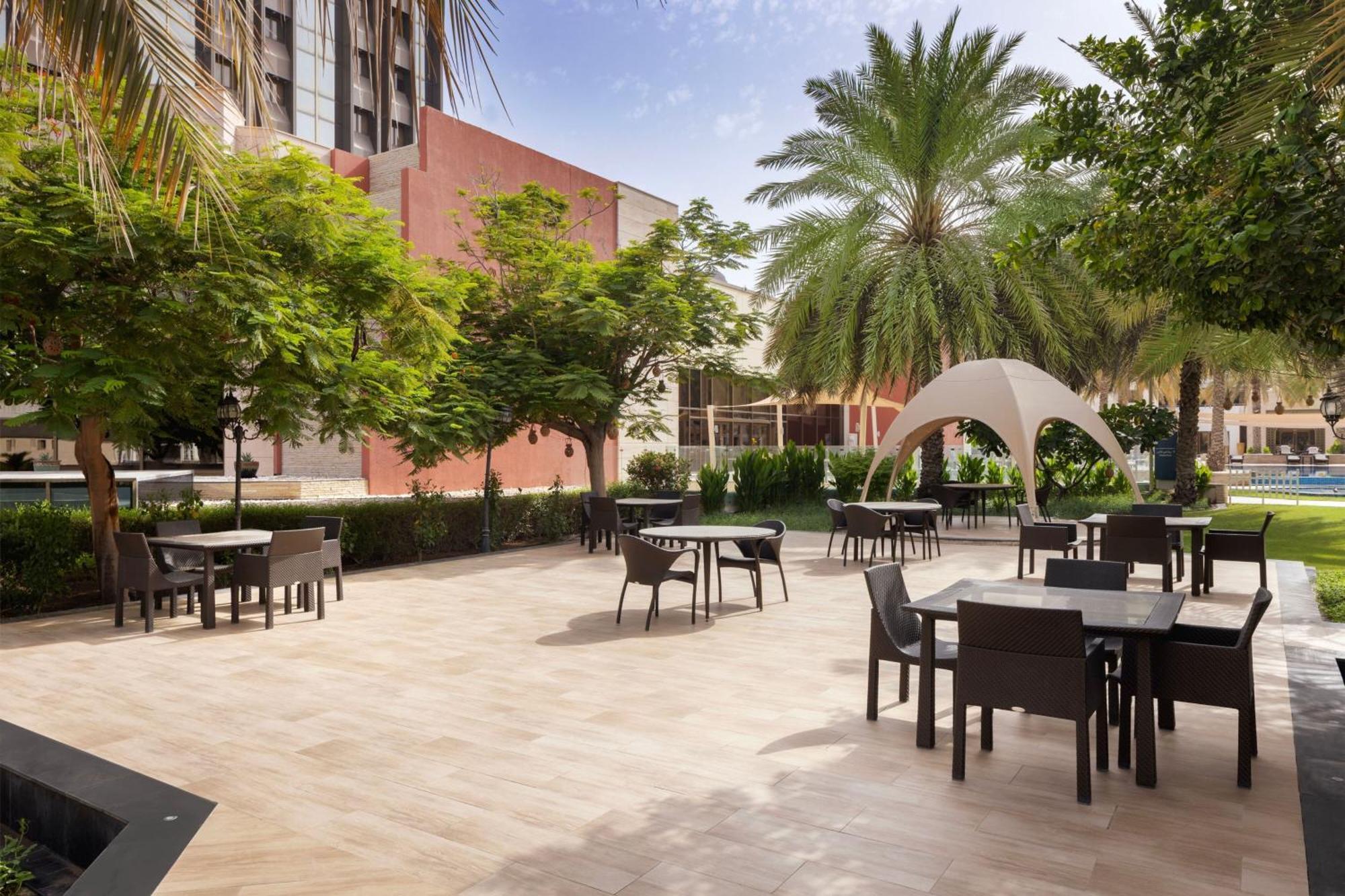 Sheraton Oman Hotel Muscat Exterior foto The courtyard at the hotel