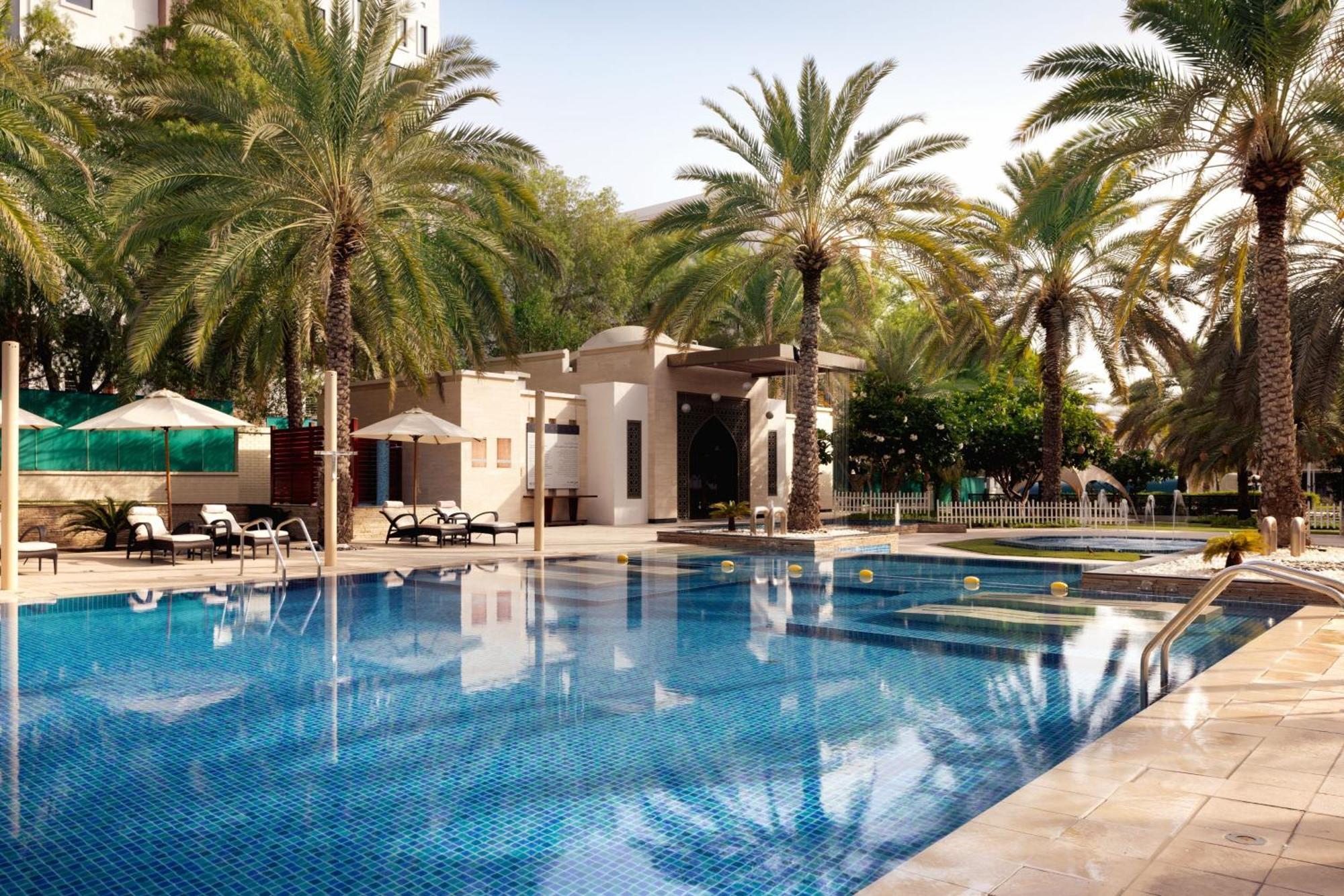Sheraton Oman Hotel Muscat Exterior foto The swimming pool at the Jumeirah Creekside