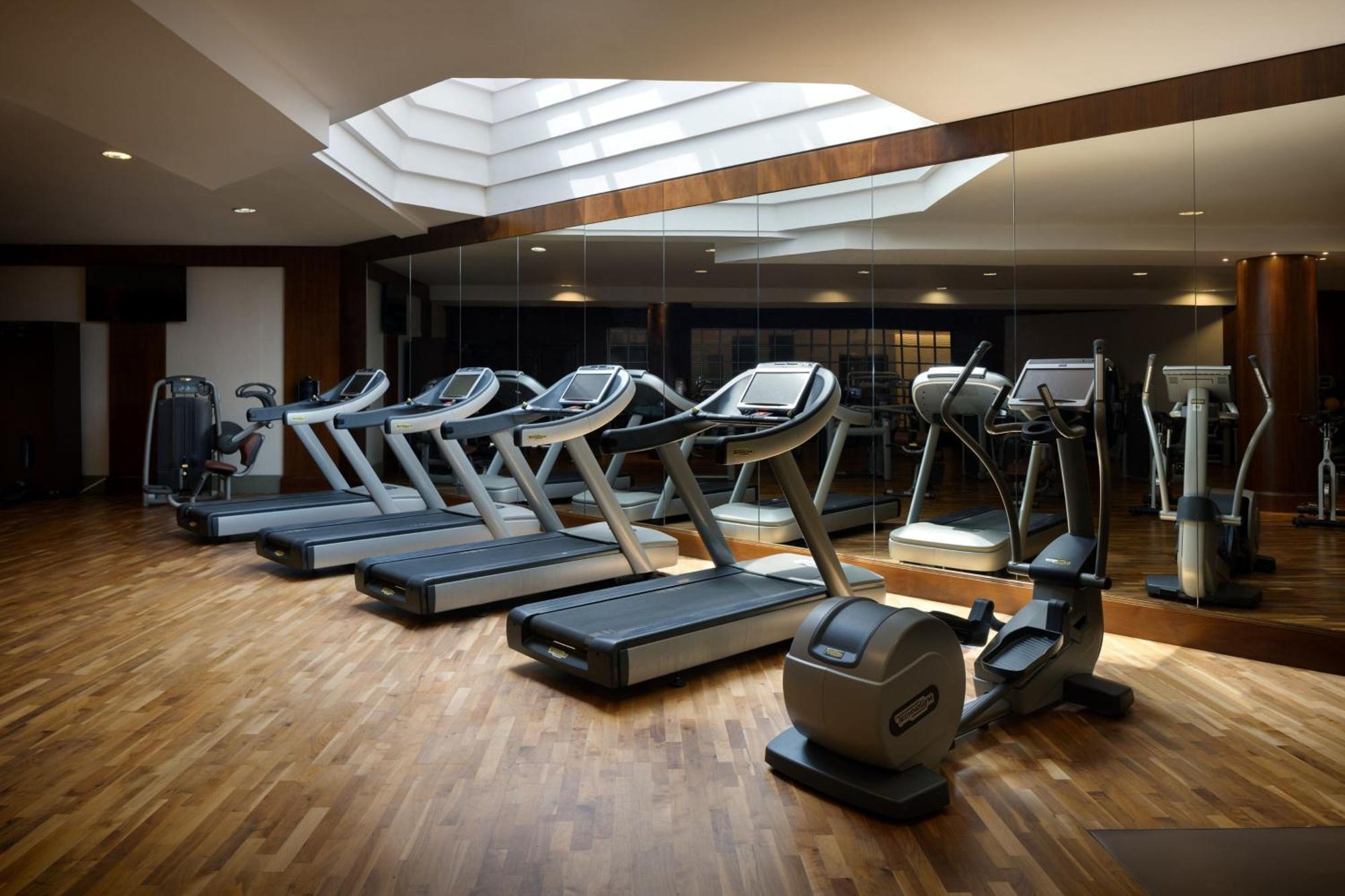 Sheraton Oman Hotel Muscat Exterior foto A gym at a hotel