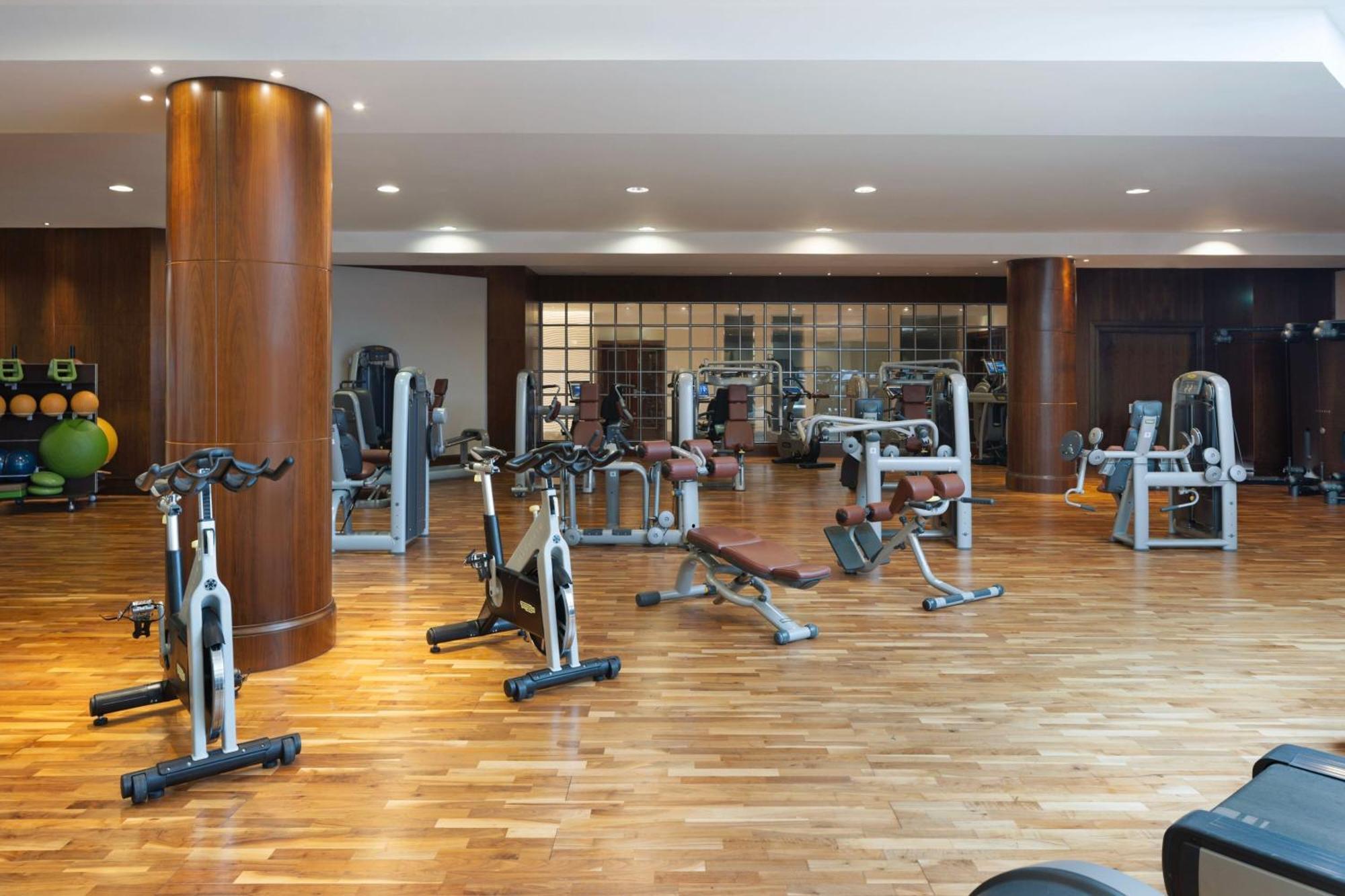 Sheraton Oman Hotel Muscat Exterior foto The gym at the InterContinental London Park Lane