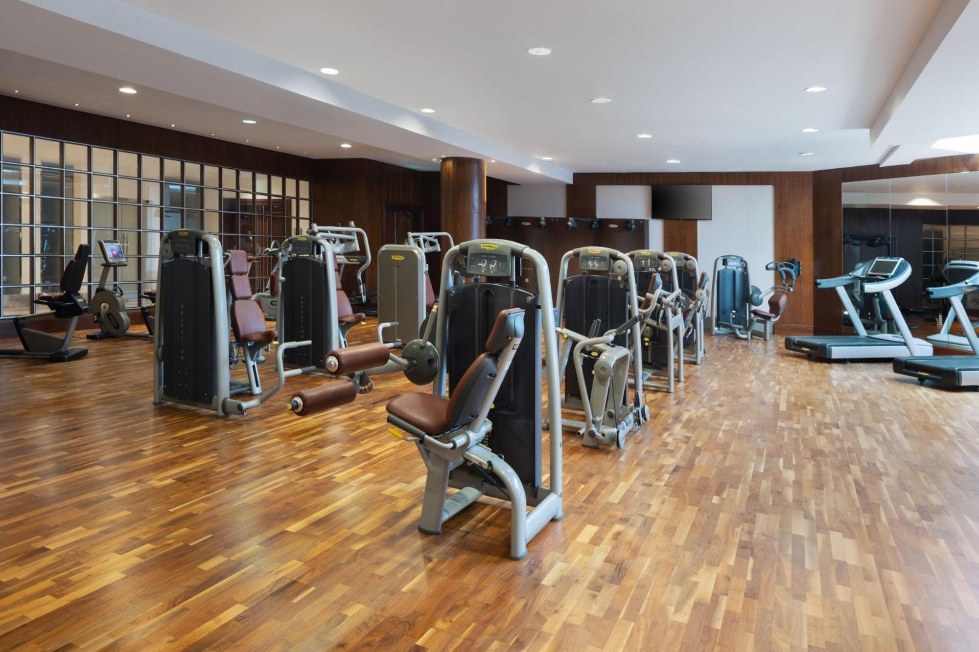 Sheraton Oman Hotel Muscat Exterior foto The gym at the hotel