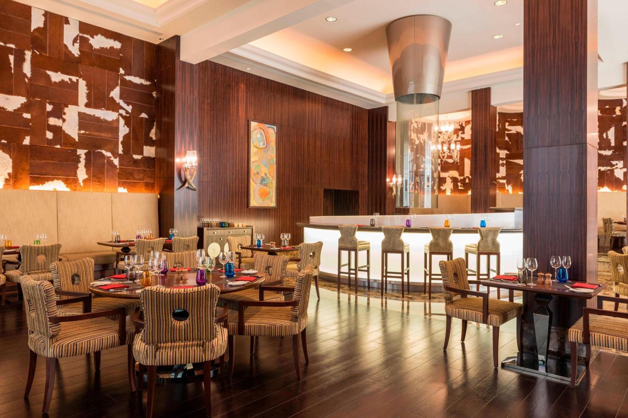 Sheraton Oman Hotel Muscat Exterior foto The restaurant