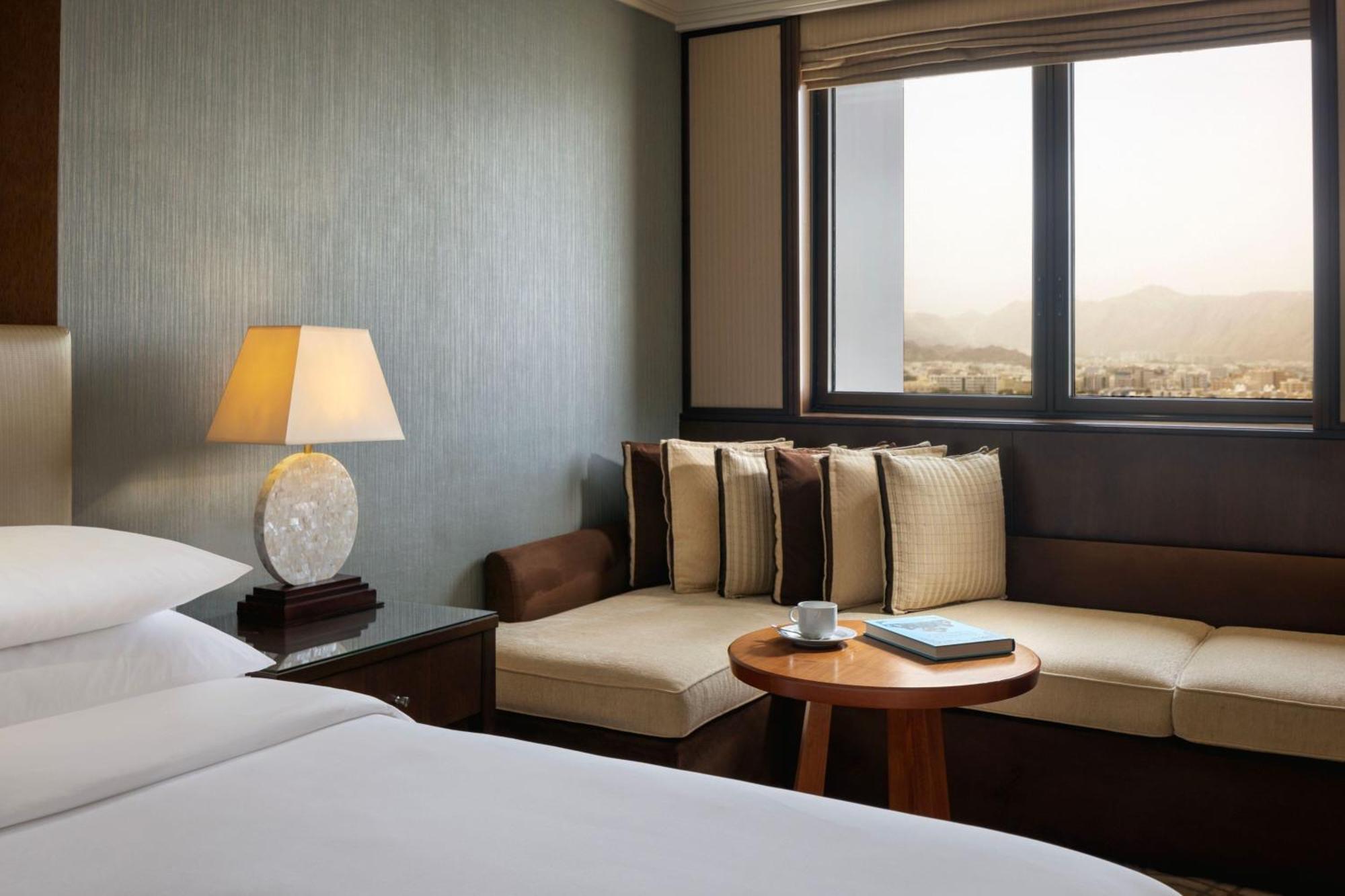 Sheraton Oman Hotel Muscat Exterior foto A room at the hotel