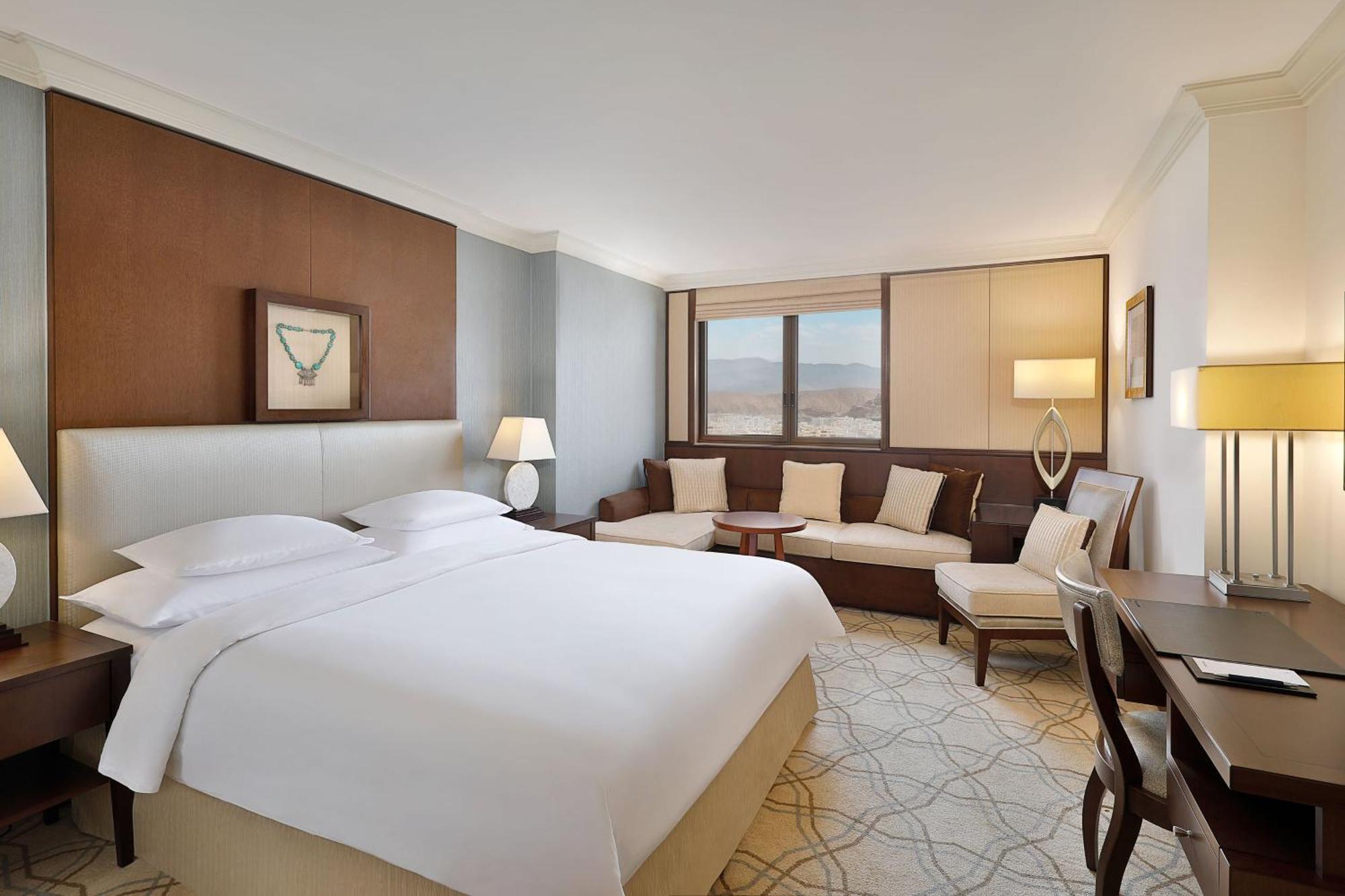 Sheraton Oman Hotel Muscat Exterior foto A guest room at the hotel