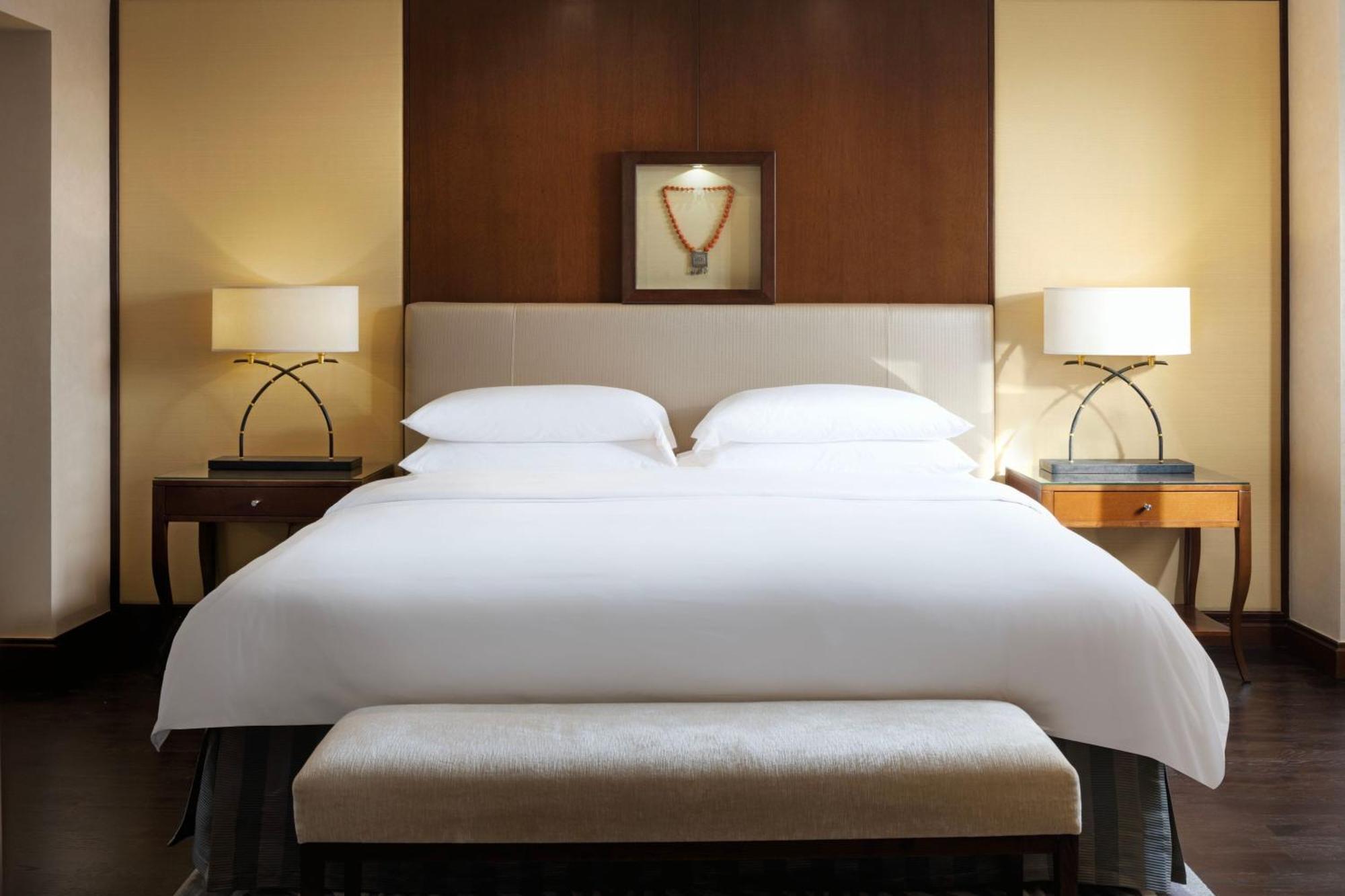 Sheraton Oman Hotel Muscat Exterior foto A bedroom at the Four Seasons Hotel, New York