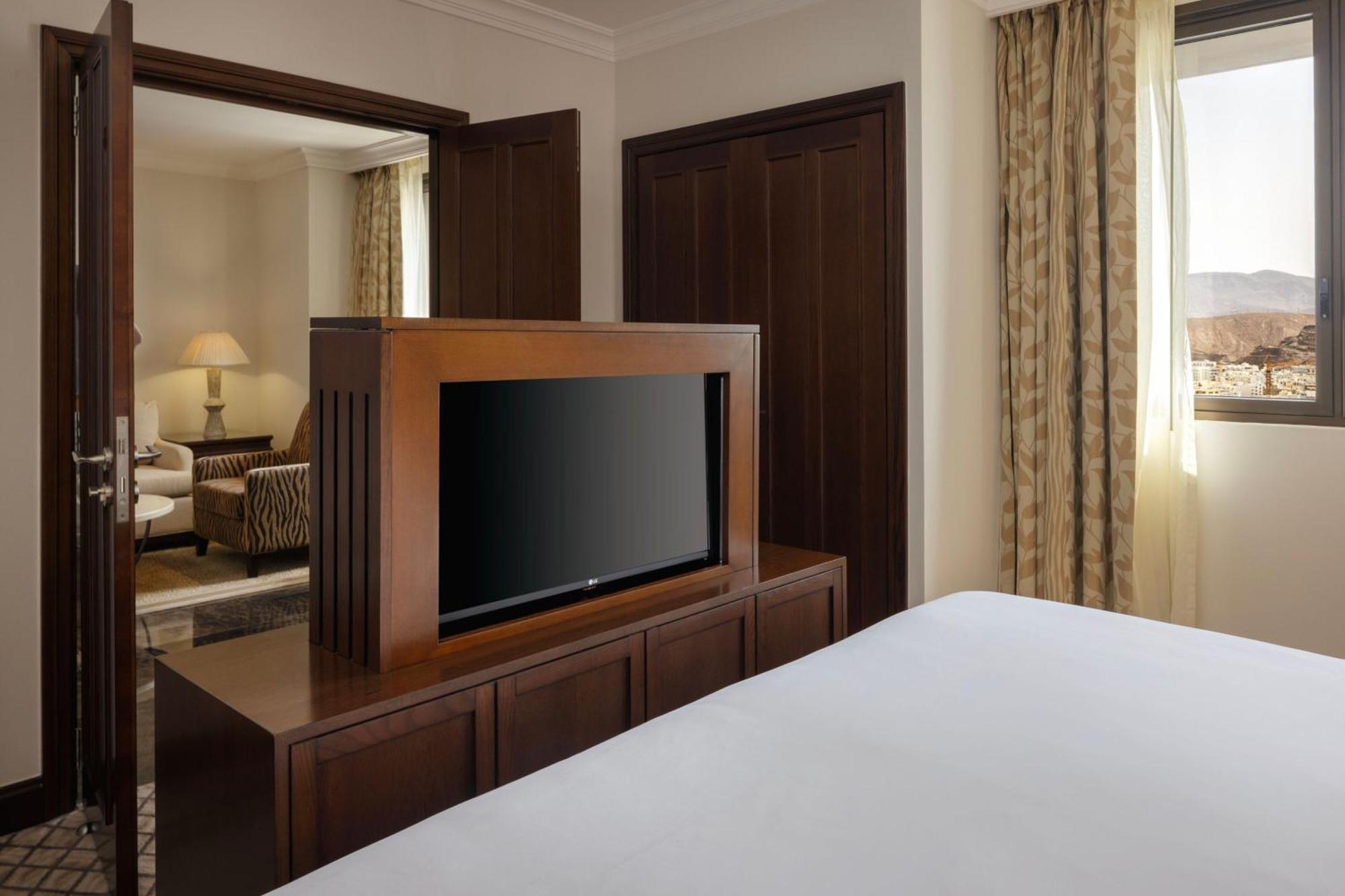 Sheraton Oman Hotel Muscat Exterior foto A television in a hotel room