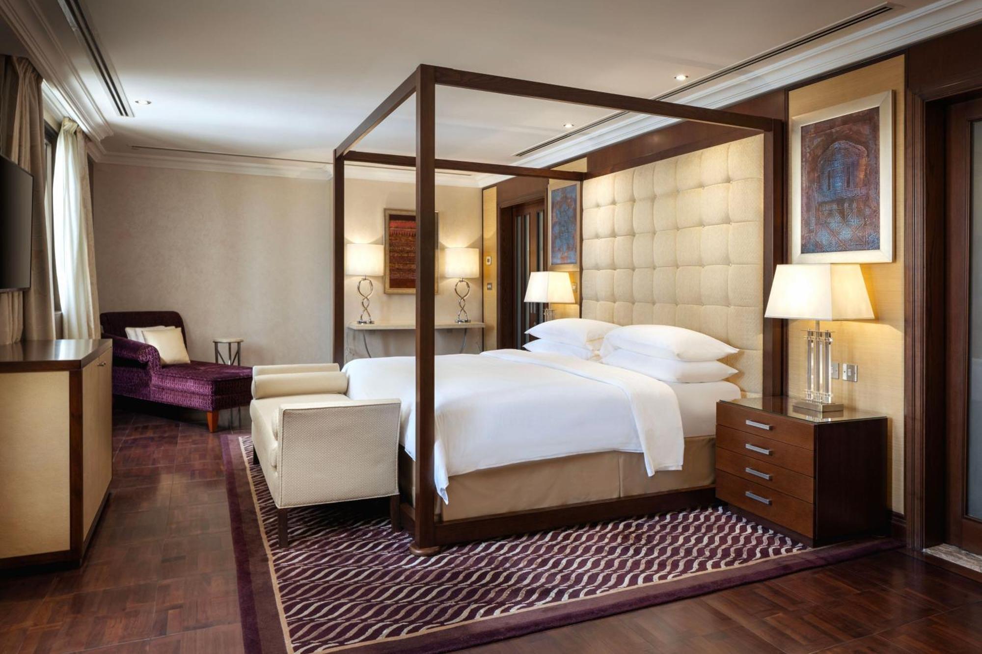 Sheraton Oman Hotel Muscat Exterior foto A bedroom at the hotel