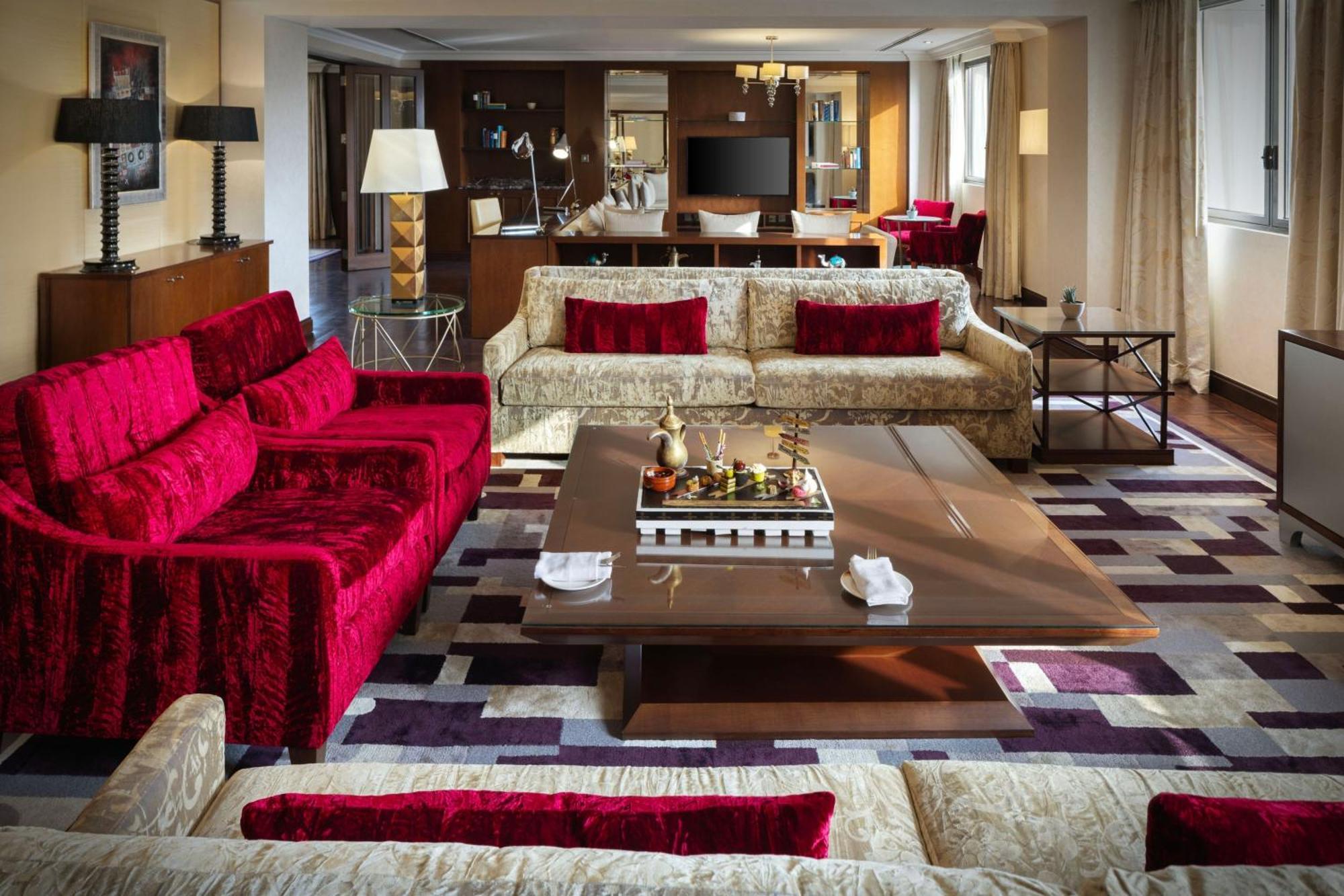 Sheraton Oman Hotel Muscat Exterior foto The living room of a suite at the Mandarin Oriental, Munich