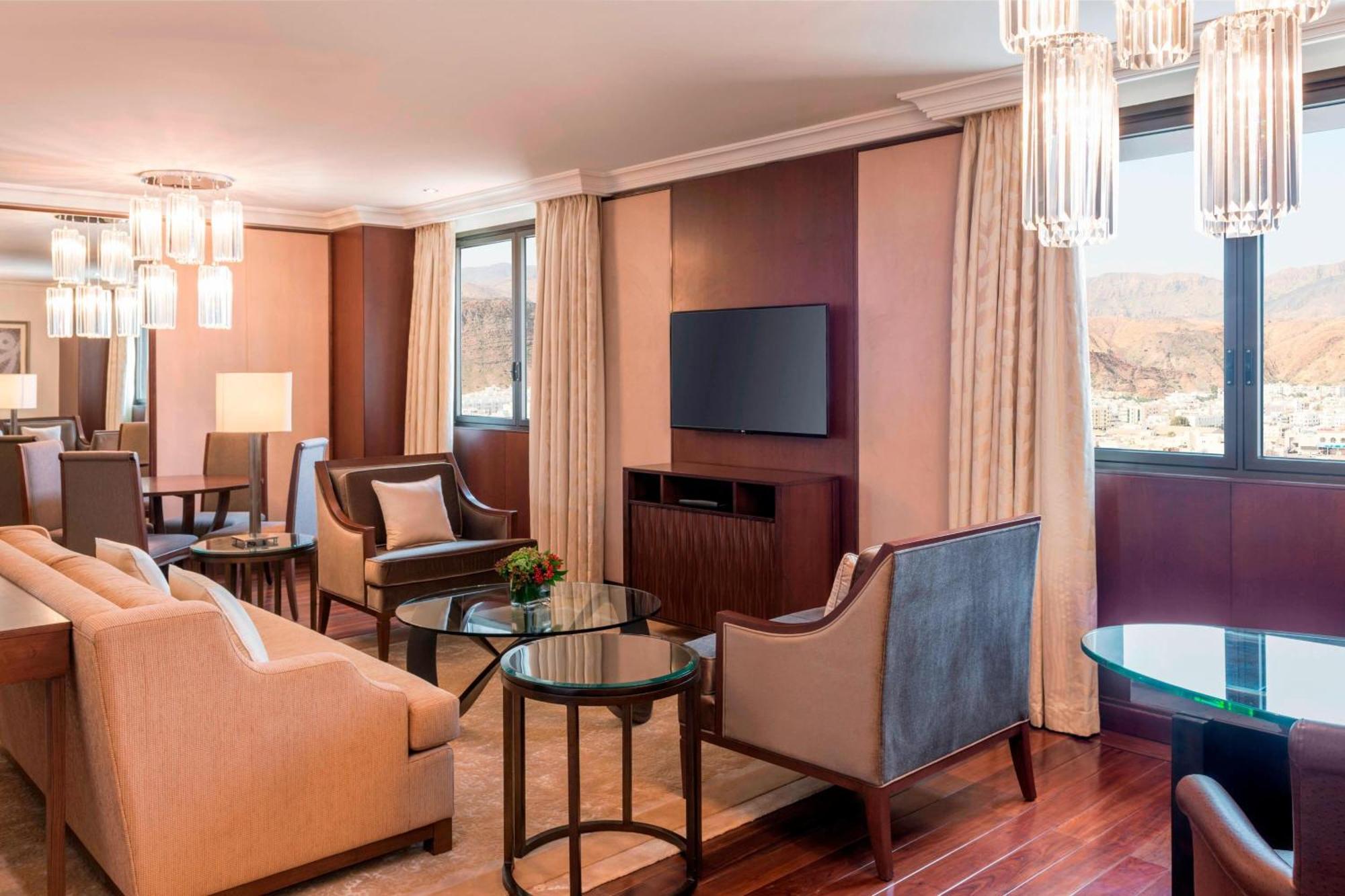 Sheraton Oman Hotel Muscat Exterior foto A suite at the hotel