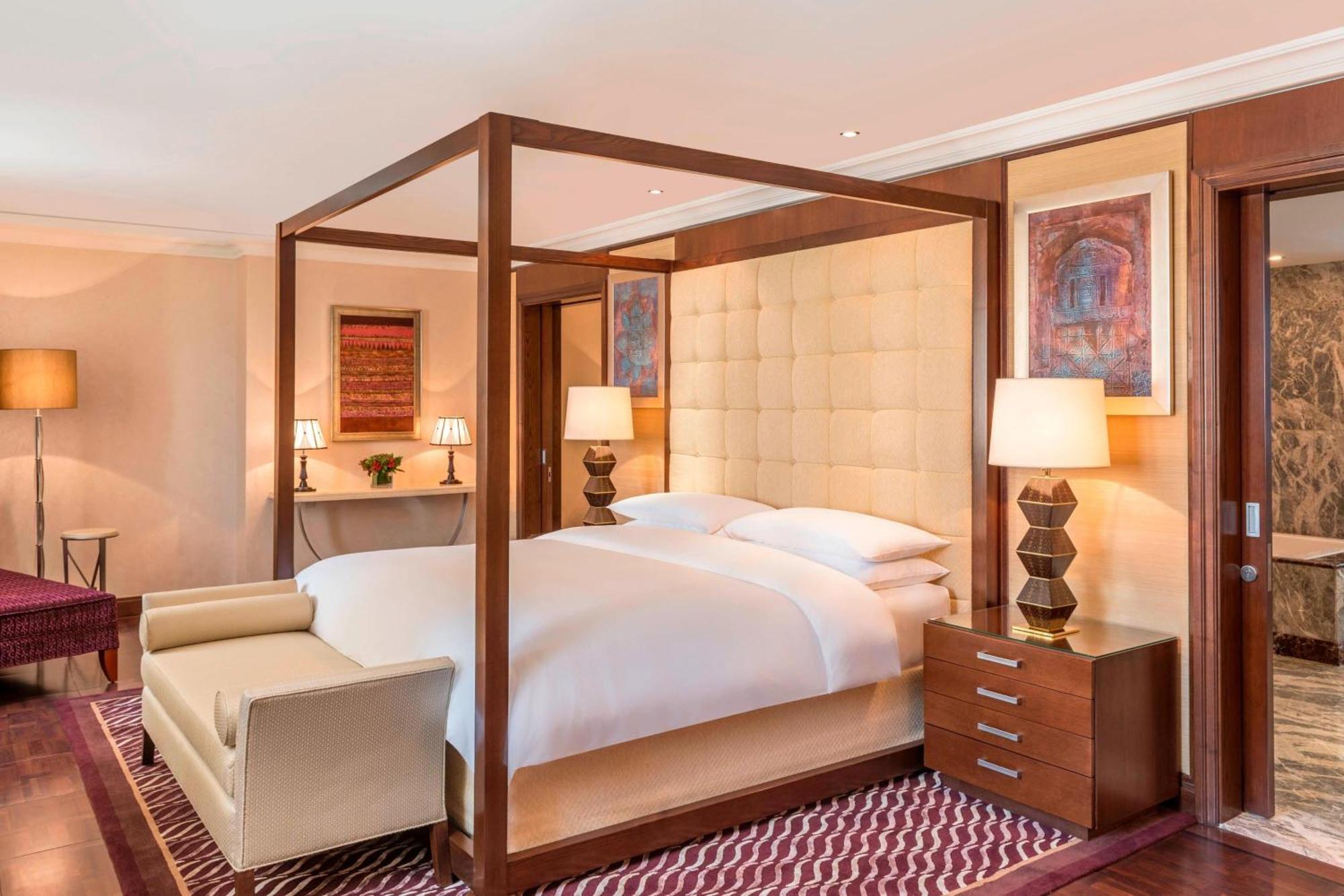 Sheraton Oman Hotel Muscat Exterior foto A bedroom at the hotel