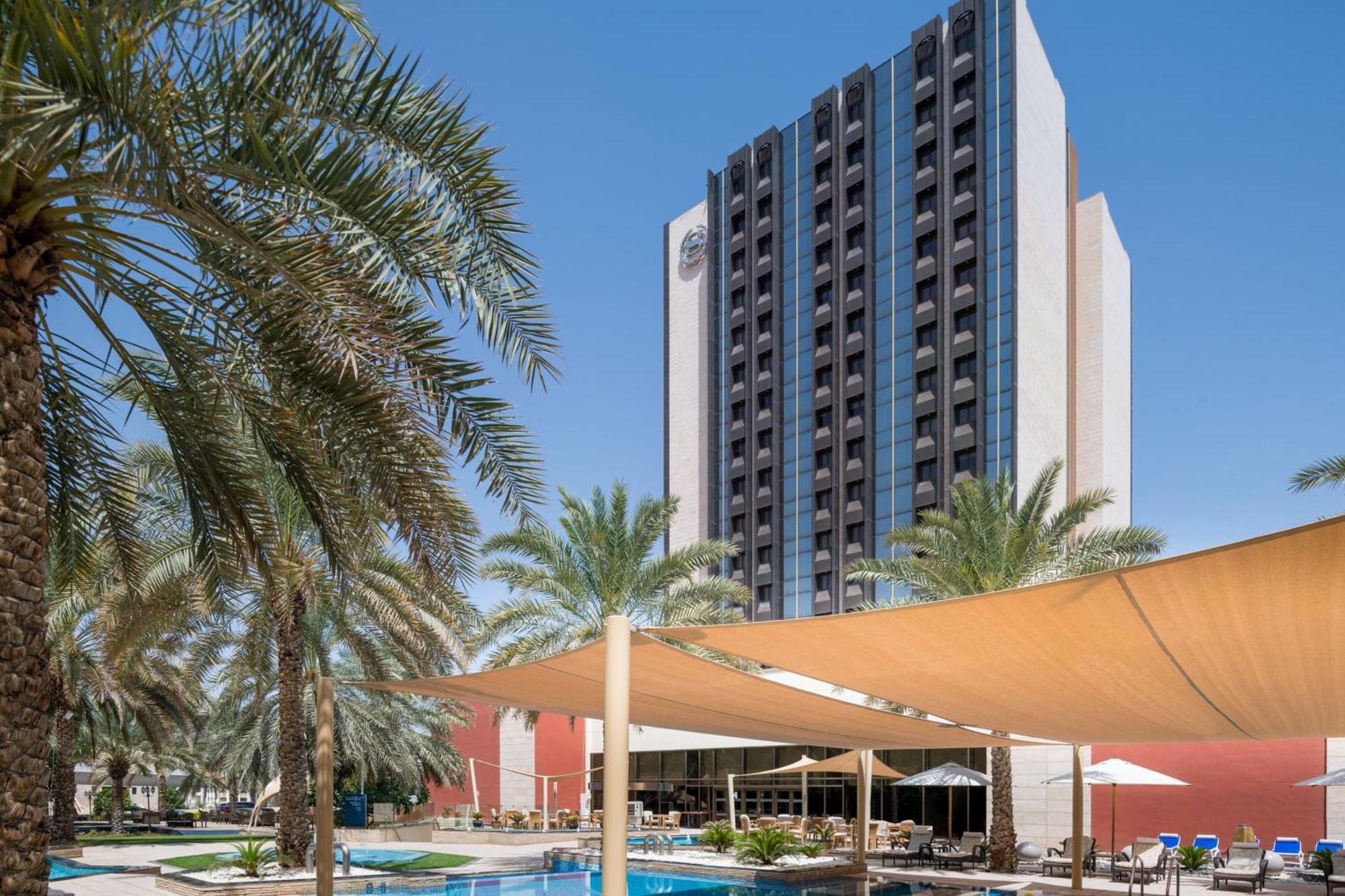 Sheraton Oman Hotel Muscat Exterior foto The hotel's pool